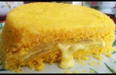 Cuscuz Recheado Com Queijo E Banana Para Um Café Da Manhã Especial