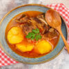 Caldo De Mandioca Com Costela Bem Temperado E Com Sabor De Comida Feita No Fogão à Lenha