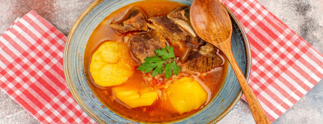 Caldo De Mandioca Com Costela Bem Temperado E Com Sabor De Comida Feita No Fogão à Lenha