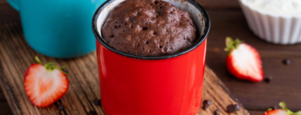 Bolo De Caneca De Chocolate Fofinho E Molhadinho Pronto Em 2 Minutos No Micro-ondas