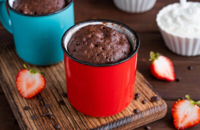 Bolo De Caneca De Chocolate Fofinho E Molhadinho Pronto Em 2 Minutos No Micro-ondas