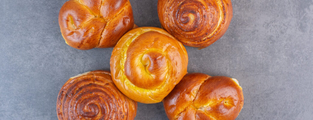 Pão Doce Fofinho Com Cobertura Açucarada E Sabor De Infância Perfeito Para Café Da Tarde E Lanche