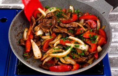 Aprenda A Fazer O Bife Acebolado Com Pimentão Cremoso, Uma Receita Simples E Deliciosa Para...