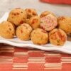 O Bolinho Salgado De Ovo Com Queijo E Mortadela é Perfeito Para O Café Da...