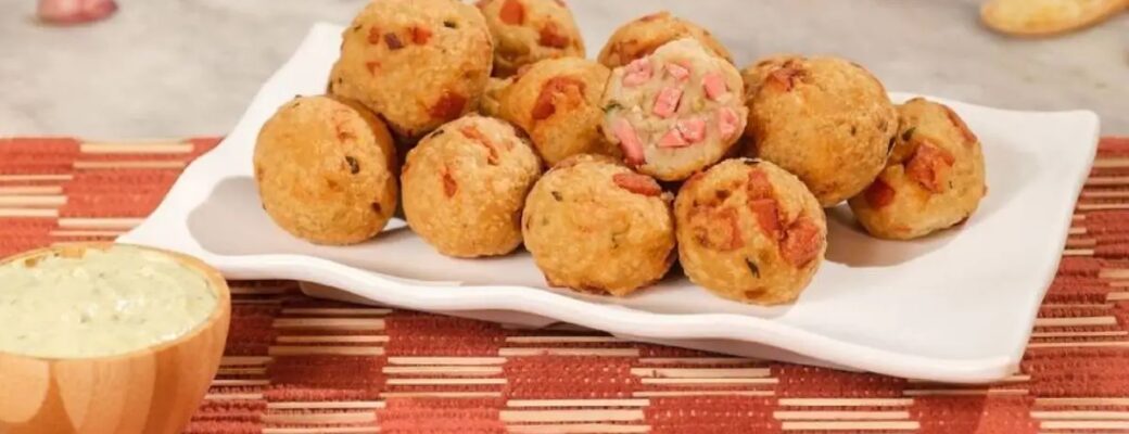O Bolinho Salgado De Ovo Com Queijo E Mortadela é Perfeito Para O Café Da...