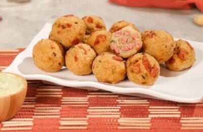 O Bolinho Salgado De Ovo Com Queijo E Mortadela é Perfeito Para O Café Da...