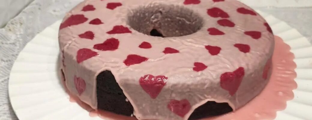 Bolo Tipo Brownie Com Cobertura Fria E Decorada....