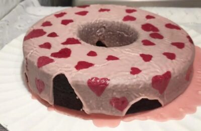Bolo Tipo Brownie Com Cobertura Fria E Decorada....