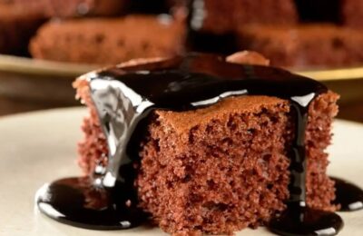 Bolo De Café Com Calda Cremosa De Chocolate é Simples, Fofinho E Cheio De Sabor!...