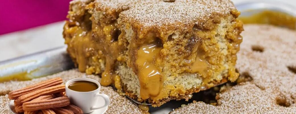 Um Bolo De Churros Bem Fofinho, Molhadinho E Com Muito Doce De Leite....