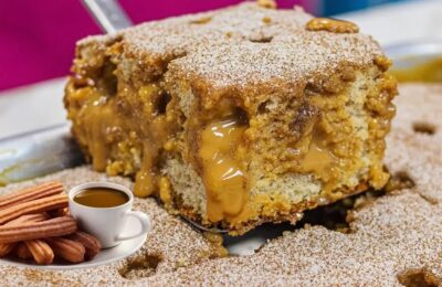 Um Bolo De Churros Bem Fofinho, Molhadinho E Com Muito Doce De Leite....