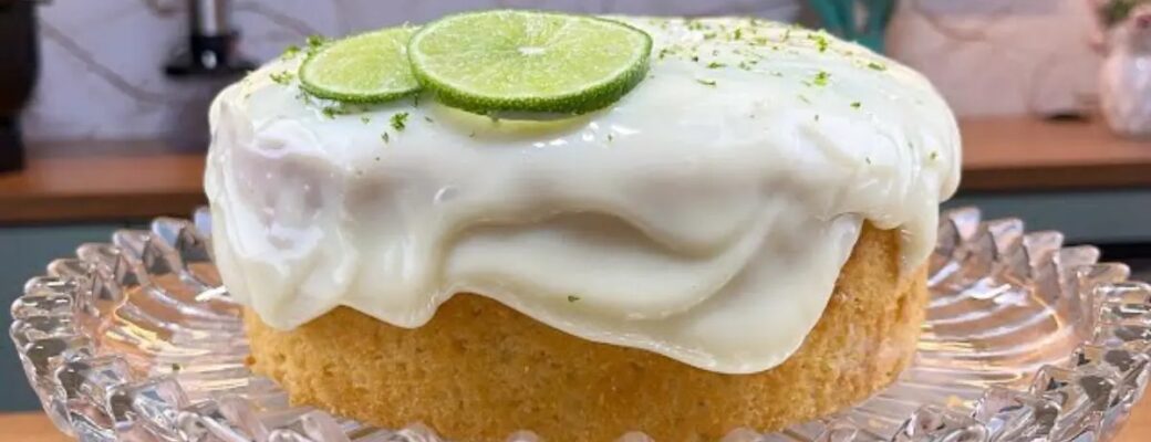 Bolo De Limão Fácil E Fofinho Com Cobertura Cremosa De Leite Condensado....