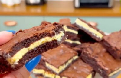 Brownie Recheado Com Chocolate Branco, Fácil, Com Casquinha Crocante E Bem Molhadinho....