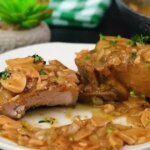 A Carne De Porco Com Molho De Cogumelos Cremoso é Suculenta E Cheia De Sabor....