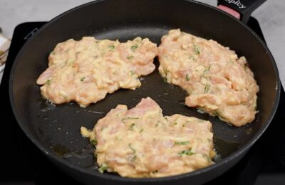 Costeleta De Frango Cremosíssima Com Maionese E Queijo é Prática, Suculenta E Irresistível. Receitinha Fácil...