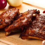 Costelinha Suína Assada Com Cebola No Forno é Uma Receita Simples E Deliciosa Para Surpreender...