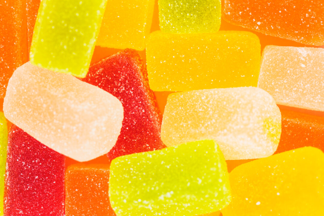 Gelatina de mosaico colorida que encanta os olhos e refresca o paladar