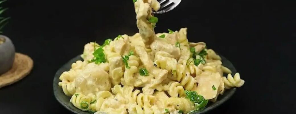 Macarrão Alfredo Com Frango E Cogumelos Cremoso