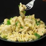Macarrão Alfredo Com Frango E Cogumelos Cremoso
