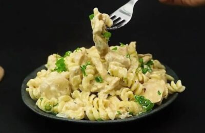 Macarrão Alfredo Com Frango E Cogumelos Cremoso