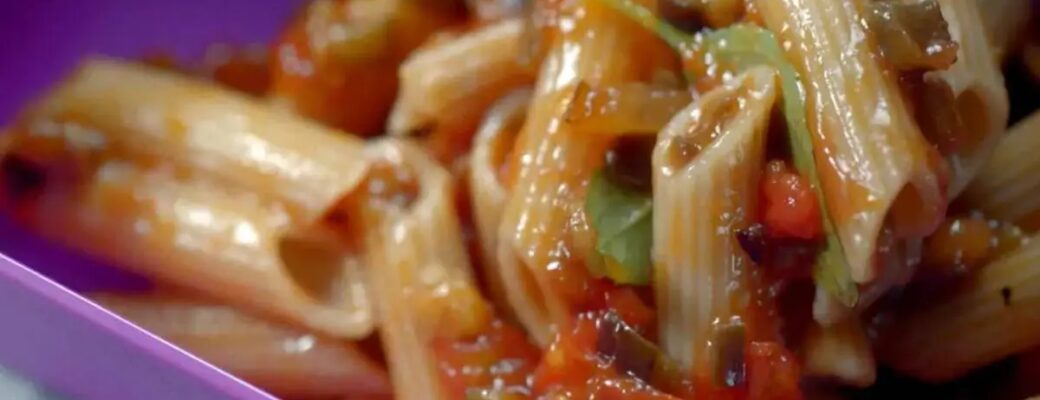 O Macarrão Com Berinjela E Molho De Tomate é Leve, Fácil E Surpreendente. Receita Simples...