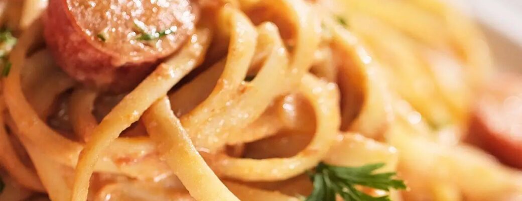 Macarrão Cremoso Com Salsicha Na Panela