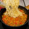 O Macarrão Instantâneo Com Legumes Temperados Delicioso é A Opção Perfeita Para Um Almoço Rápido,...