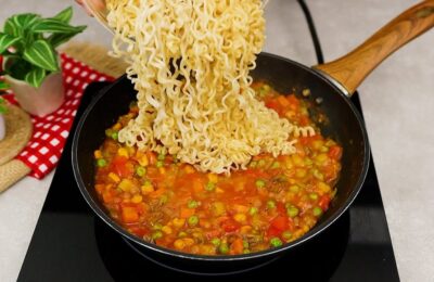 O Macarrão Instantâneo Com Legumes Temperados Delicioso é A Opção Perfeita Para Um Almoço Rápido,...