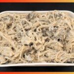 Macarrão Três Queijos Cremoso Com Carne Suculenta E Muito Sabor....