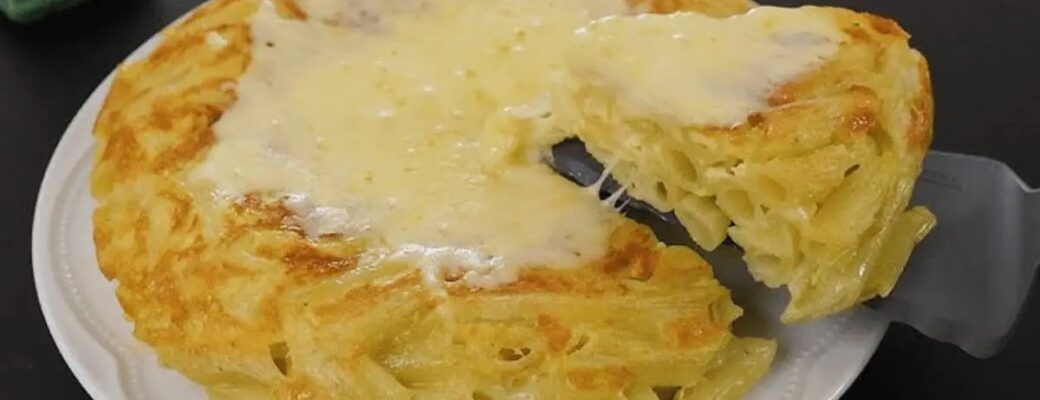 O Macarrão Com Frango E Ovos Na Frigideira é Prático, Delicioso E Perfeito Para O...