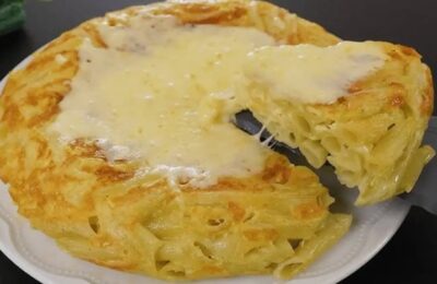 O Macarrão Com Frango E Ovos Na Frigideira é Prático, Delicioso E Perfeito Para O...