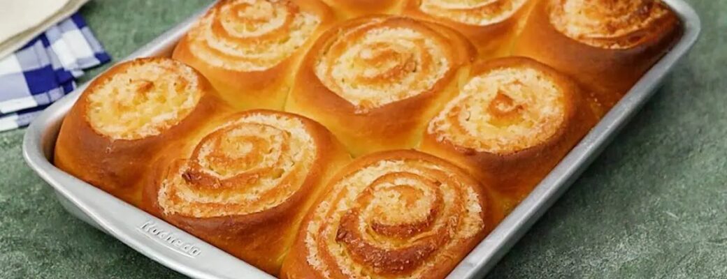O Pão Caseiro Doce Com Coco Ralado é Fácil, Fofinho E Tem Um Recheio Delicioso....