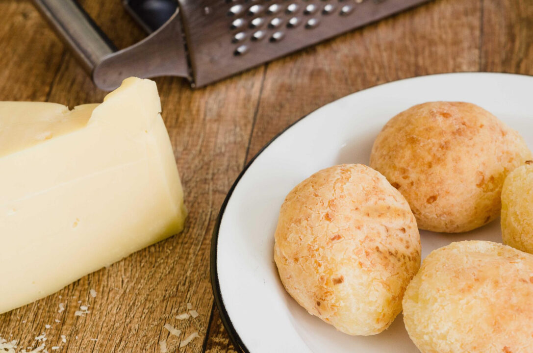 Pão de queijo com casquinha crocante e interior macio igual ao de padaria de Minas