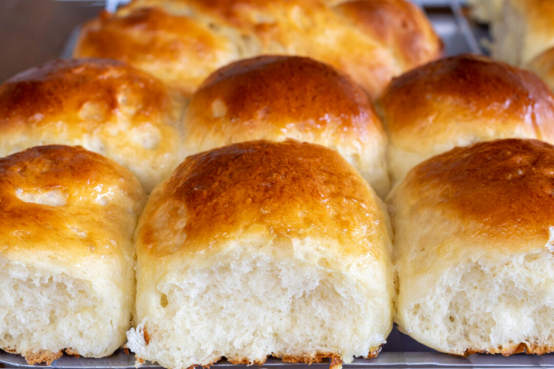 Pão doce fofinho com cobertura açucarada e sabor de infância perfeito para café da tarde e lanche