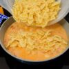 Receita Cremosa De Macarrão Com Linguiça E Queijo Transforma Seu Almoço Em Uma Explosão De...