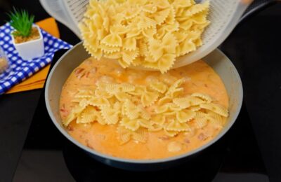 Receita Cremosa De Macarrão Com Linguiça E Queijo Transforma Seu Almoço Em Uma Explosão De...