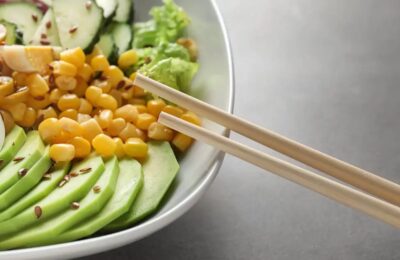 A Salada De Abacate Com Milho E Pepino é Leve, Refrescante E Cheia De Sabor....