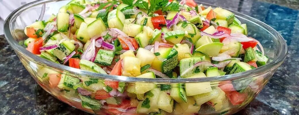 A Salada De Abobrinha Cozida Com Limão E Cebola é Leve, Fácil E Cheia De...