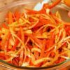 Salada De Cenoura Crocante Com Alho Dourado Irresistível é Rápida, Saborosa E Cheia De Textura....