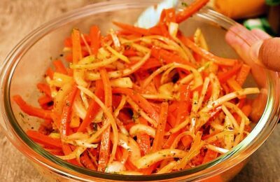 Salada De Cenoura Crocante Com Alho Dourado Irresistível é Rápida, Saborosa E Cheia De Textura....