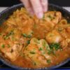 Sobrecoxa Com Molho Vermelho Na Frigideira Deliciosa é Prática E Cheia De Sabor. Uma Receita...