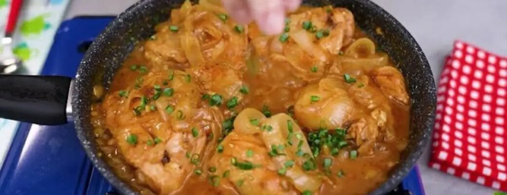 Sobrecoxa Com Molho Vermelho Na Frigideira Deliciosa é Prática E Cheia De Sabor. Uma Receita...