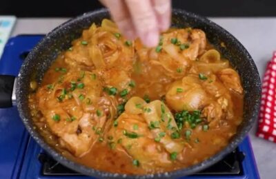 Sobrecoxa Com Molho Vermelho Na Frigideira Deliciosa é Prática E Cheia De Sabor. Uma Receita...