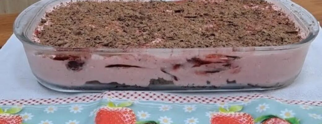 Uma Mousse De Morango Na Travessa Com Bolo De Chocolate E Toque De Ganache....
