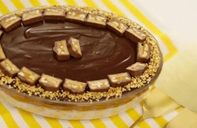 Travessa Cremosa De Chocolate, Amendoim E Caramelo Tipo Snickers....