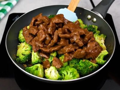 Tiras De Carne Com Brócolis Suculentas Demais é Uma Receita Rápida, Saudável E Perfeita Para...